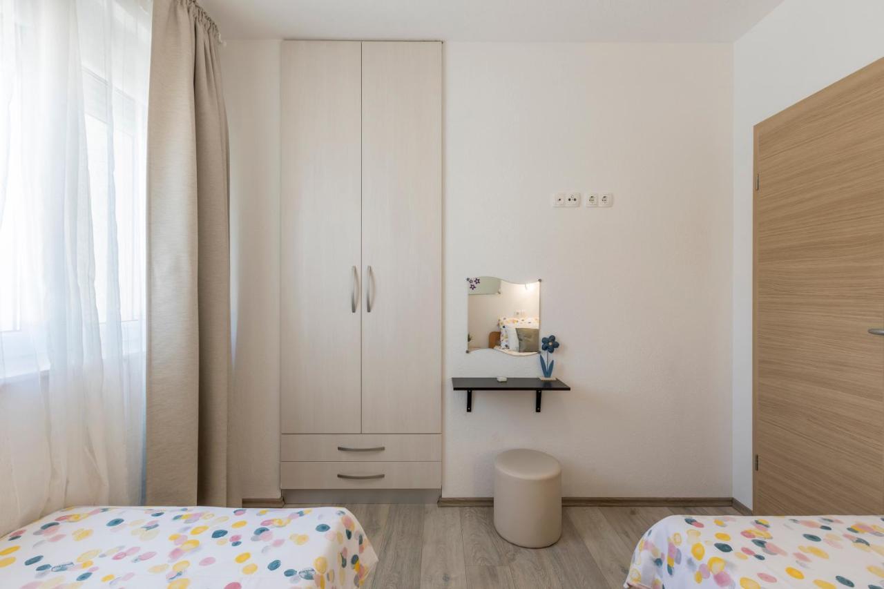Apart Sa Terasom 250M Od Plaze,Parking,Wi Fi,Rostilj Трогір Екстер'єр фото