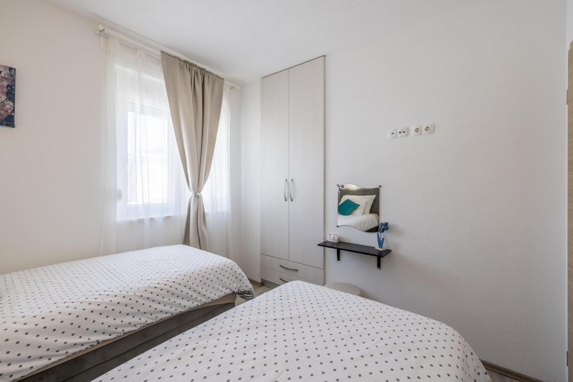 Apart Sa Terasom 250M Od Plaze,Parking,Wi Fi,Rostilj Трогір Екстер'єр фото