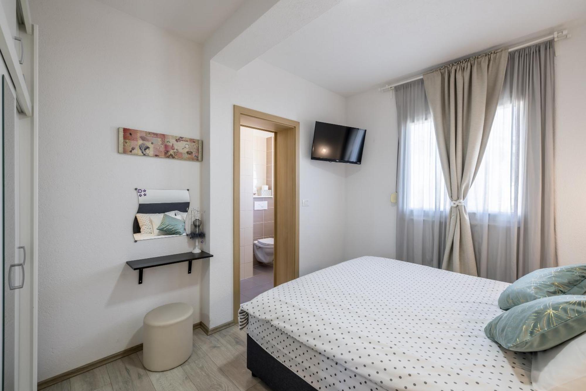 Apart Sa Terasom 250M Od Plaze,Parking,Wi Fi,Rostilj Трогір Екстер'єр фото