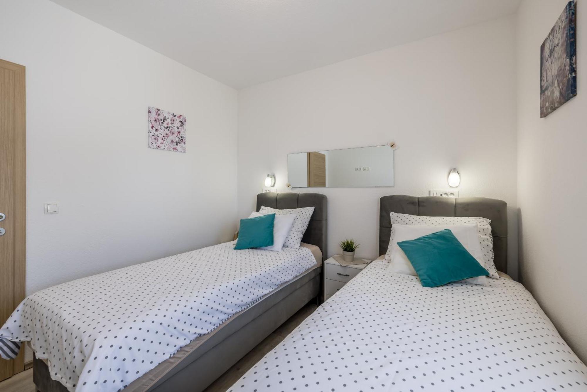 Apart Sa Terasom 250M Od Plaze,Parking,Wi Fi,Rostilj Трогір Екстер'єр фото