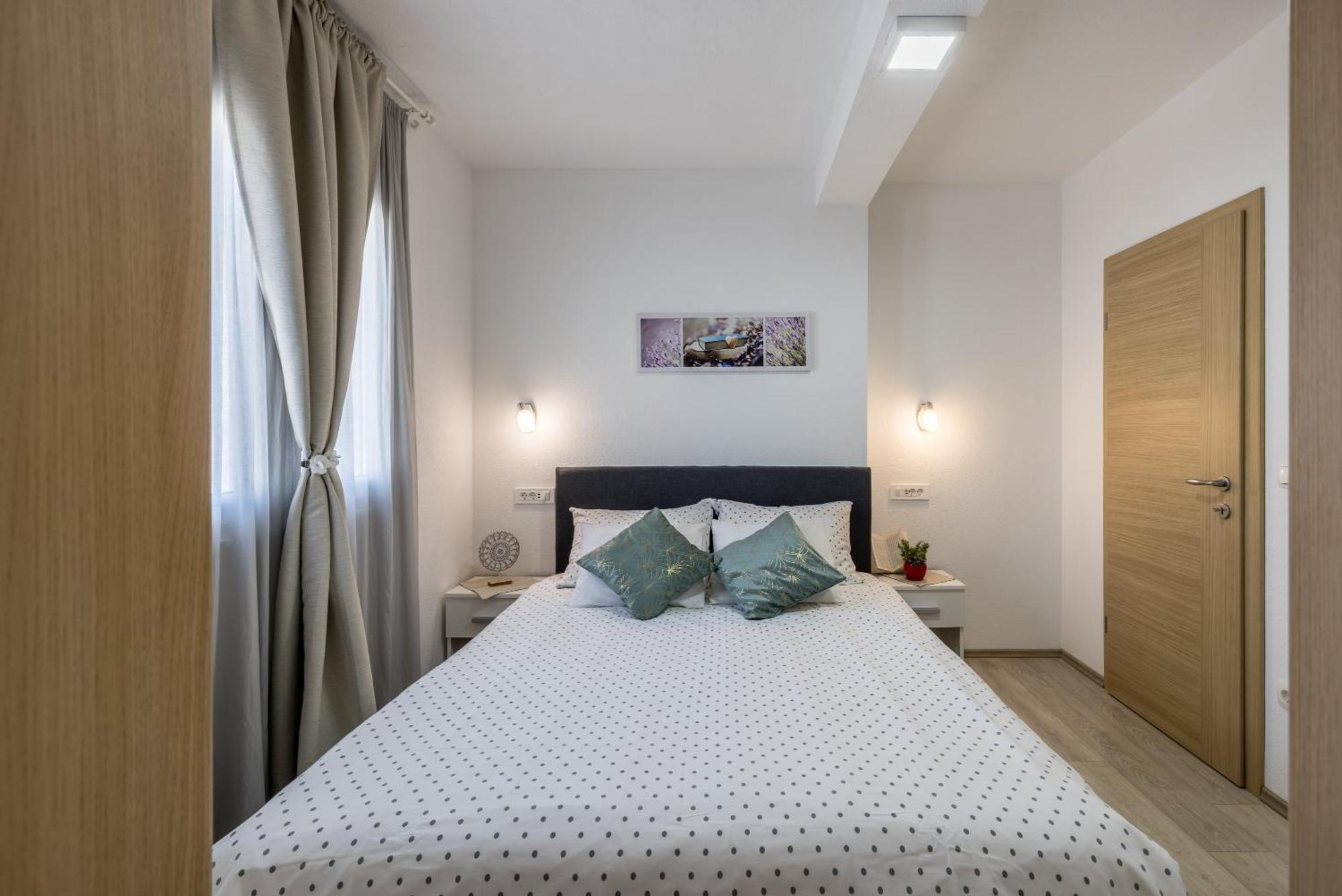 Apart Sa Terasom 250M Od Plaze,Parking,Wi Fi,Rostilj Трогір Екстер'єр фото