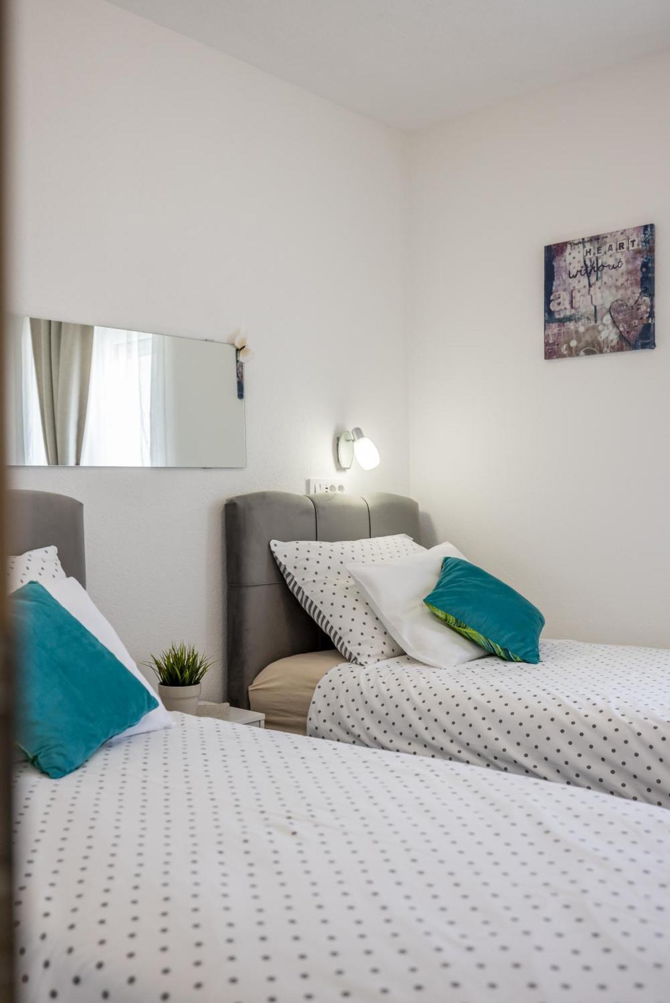 Apart Sa Terasom 250M Od Plaze,Parking,Wi Fi,Rostilj Трогір Екстер'єр фото